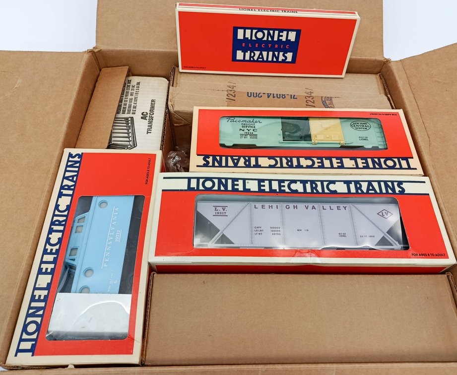 LIONEL 6-11722 LOCO WITH SMOKE O GAUGE TRAIN SET W/ NYC, MKT, LEHIGH VALLEY & PENNSYLVANIA CARS, OB  INV 263380001