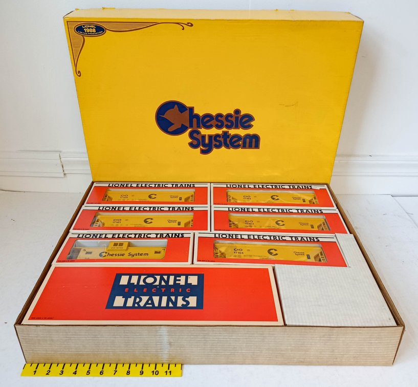 LIONEL O GAUGE 6-11705 CHESSIE SYSTEM SD-40 DIESEL, 4 HOPPERS & CABOOSE SET, OB  INV 263380021