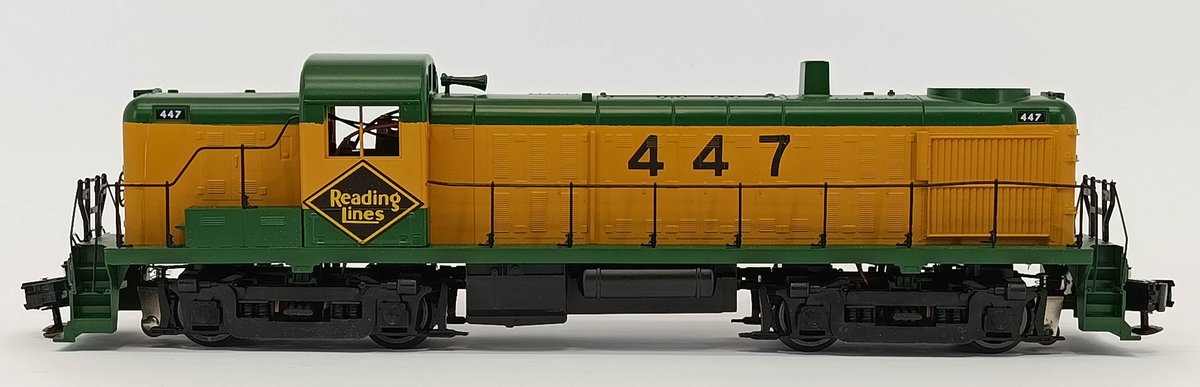READING LINES O GAUGE 447 GREEN & YELLOW RS-3 DIESEL SWITCHER LOCOMOTIVE INV 263380052