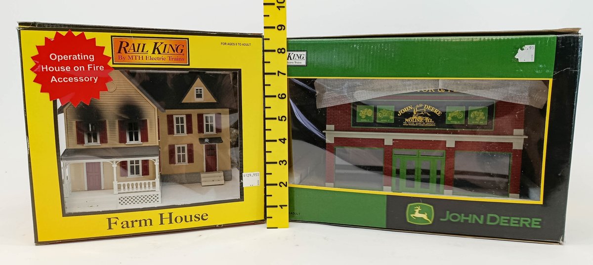 2 RAIL KING MTH O GAUGE 30-9142 FARM HOUSE ON FIRE & 30-90145 JOHN DEERE DEALERSHIP, 2 OBS INV 263380075