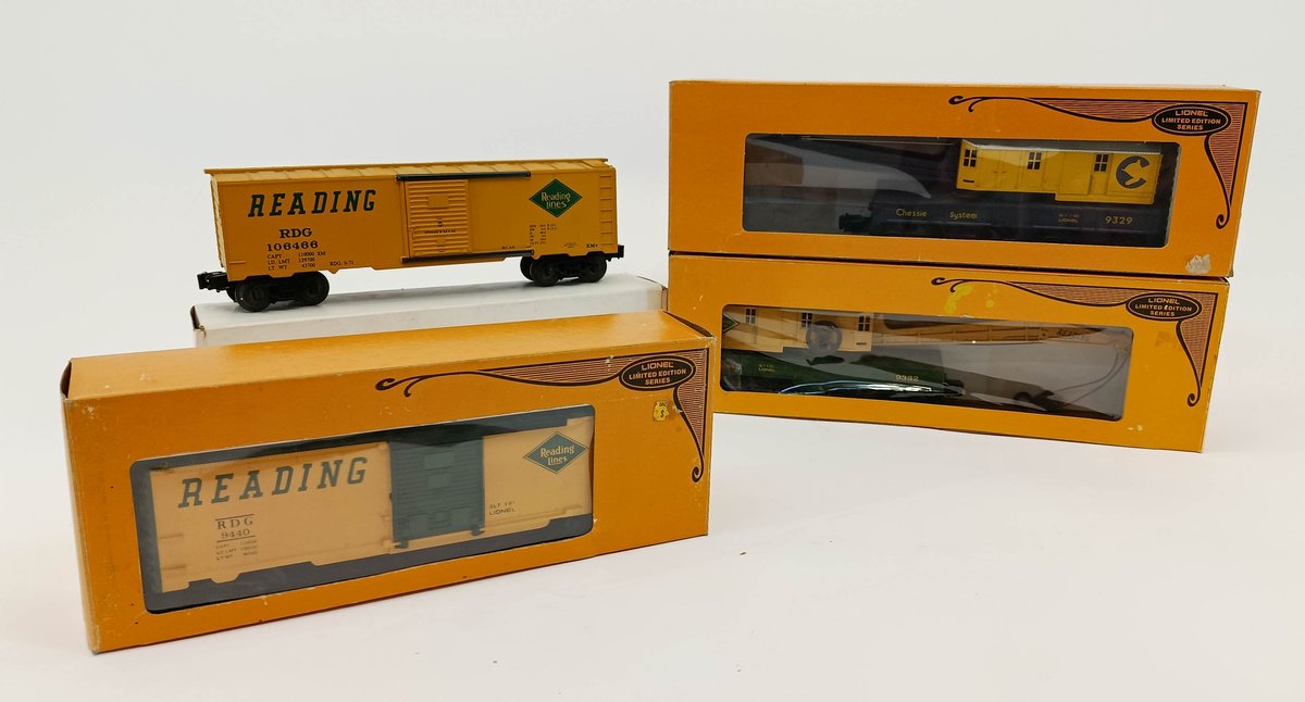 4 LIONEL LIMITED EDITION O GAUGE READING BOXCARS & CRANE CAR, CHESSIE SYSTEM CRANE, 3 OBS INV 263380101