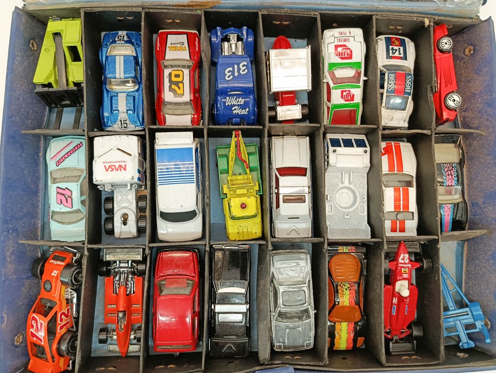 MATCHBOX NO. 41 COLLECTOR'S CASE WITH ASSORTED DIE-CAST VEHICLES MATCHBOX HOT WHEELS & OTHER BRANDS INV 263380106
