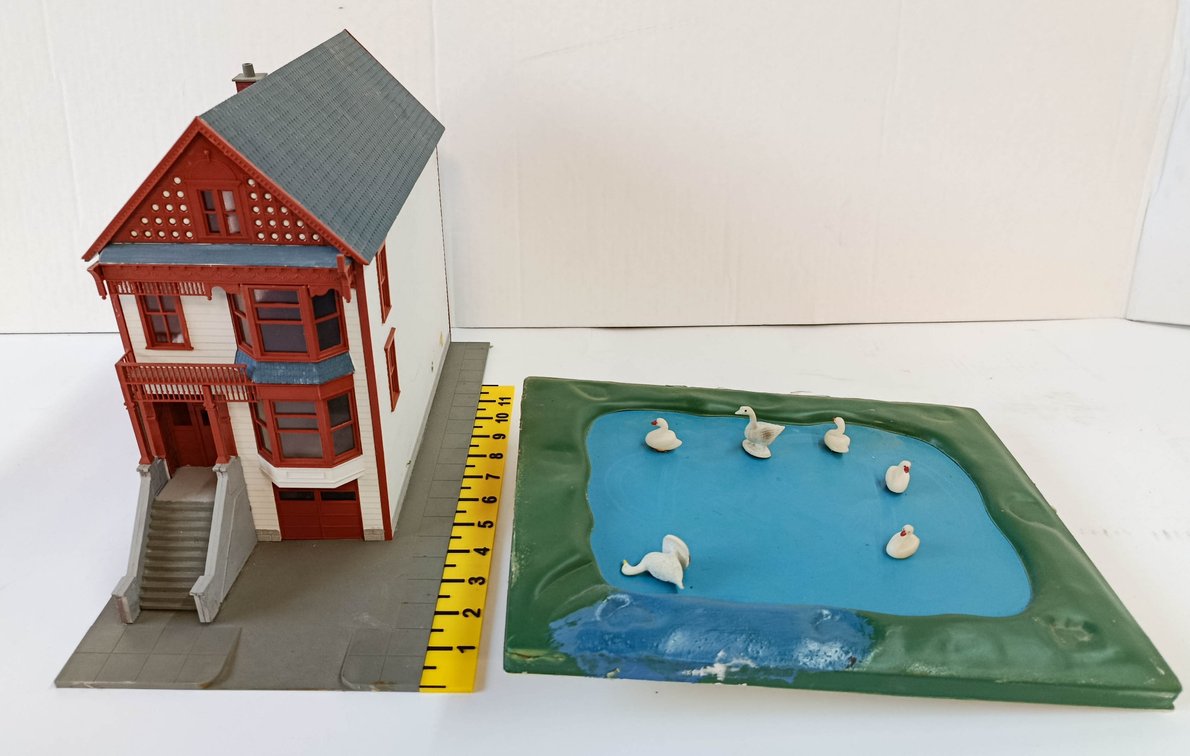 ASSORTED O GAUGE BUILDINGS, VICTORIAN HOUSES, SWAN POND & ENGINE HOUSES INV 263380109