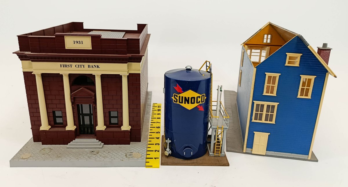 ASSORTED O GAUGE BUILDINGS FIRST CITY BANK, SUNOCO TANK, MILK-BONE ELEVATOR INV 263380110
