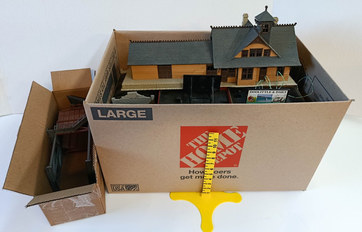 ASSORTED O GAUGE LIGHTED BUILDINGS, TRAIN STATION & RESTAURANT, NNC INV 263380108