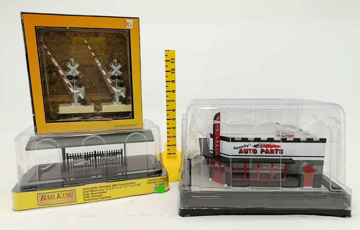 3 RAILKING O GAUGE 30-11012 CROSSING GATES, 30-9006 STATION PLATFORM & 30-90448 AUTO PARTS STORE, 23OBS INV 263380112