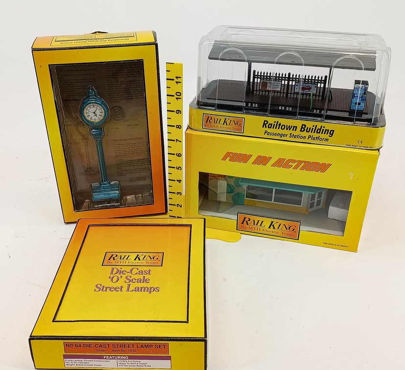 4 RAIL KING MTH O SCALE ACCESSORIES: STREET CLOCK, LAMPS, STATION PLATFORM & FISH STORE, 4 OBS INV 263380120