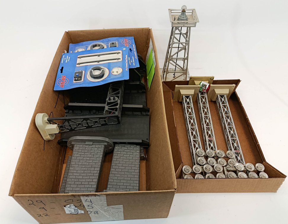 ASSORTED LIONEL & ATLAS O GAUGE ACCESSORIES, BEACON TOWER, LIGHT BRIDGES, PIERS INV 263380121