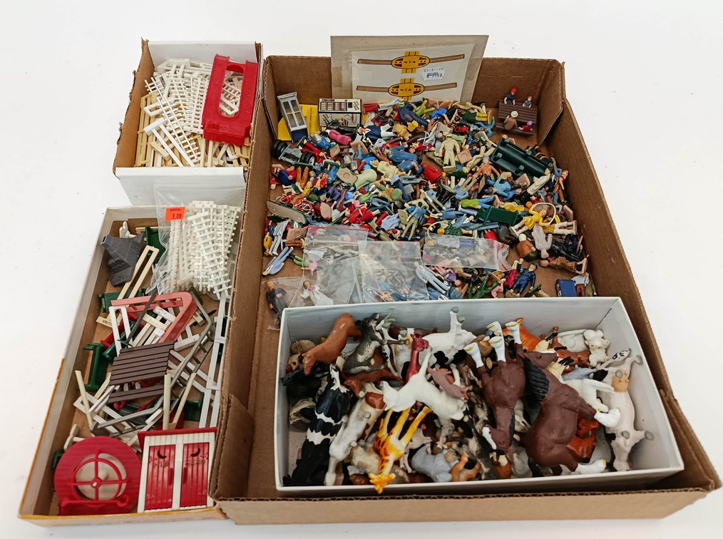 ASSORTED O GAUGE FIGURES, ANIMALS, FENCES & ACCESSORIES W/ SANTA FE DECALS INV 263380150