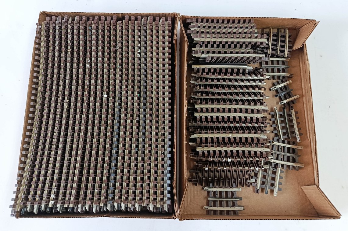 LARGE LOT OF ASSORTED O GAUGE STRAIGHT & CURVED TRACK SECTIONS INV 263380211