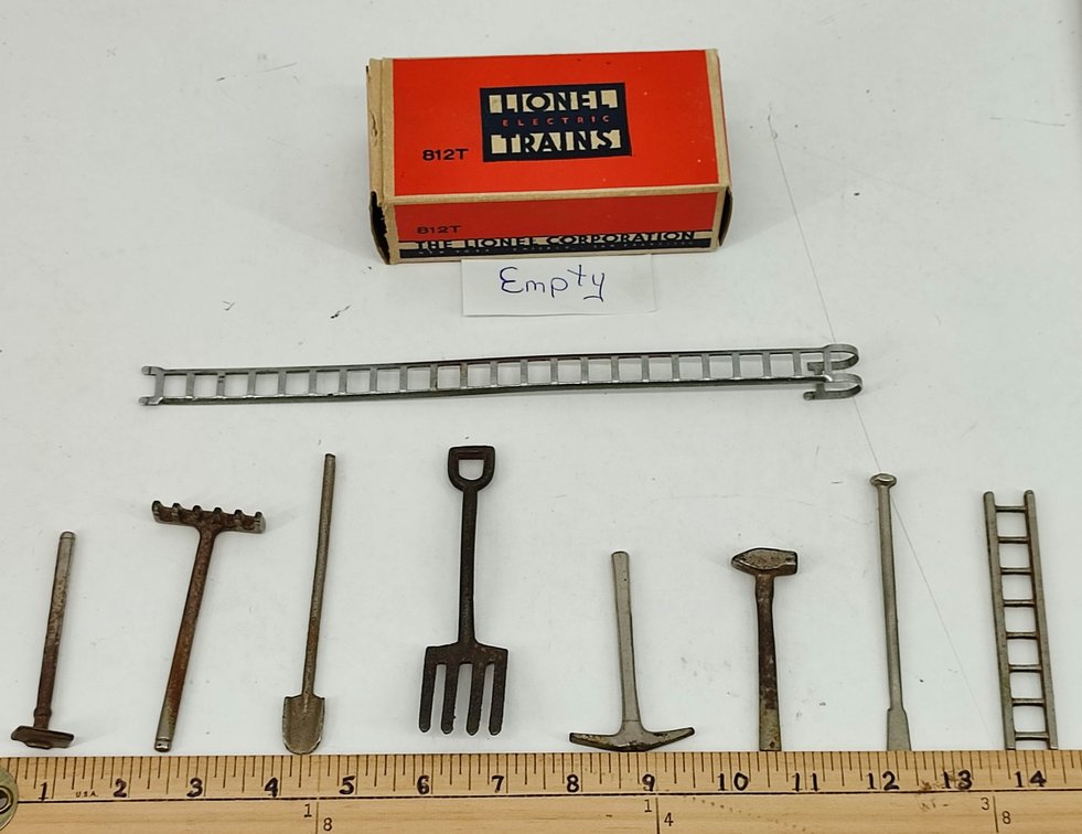 8 STANDARD GAUGE ? MINIATURE TOOLS PICKAXE, FORKS, RAKES, CHISELS, SHOVEL, HOE, LADDER & LIONEL EMPTY BOX 812T  INV 262380424