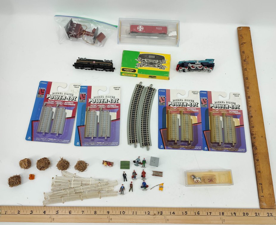 N SCALE MIXED HALLMARK TRAINS & ACCESSORIES & TRACK , PEOPLE ETC...  INV 262380426