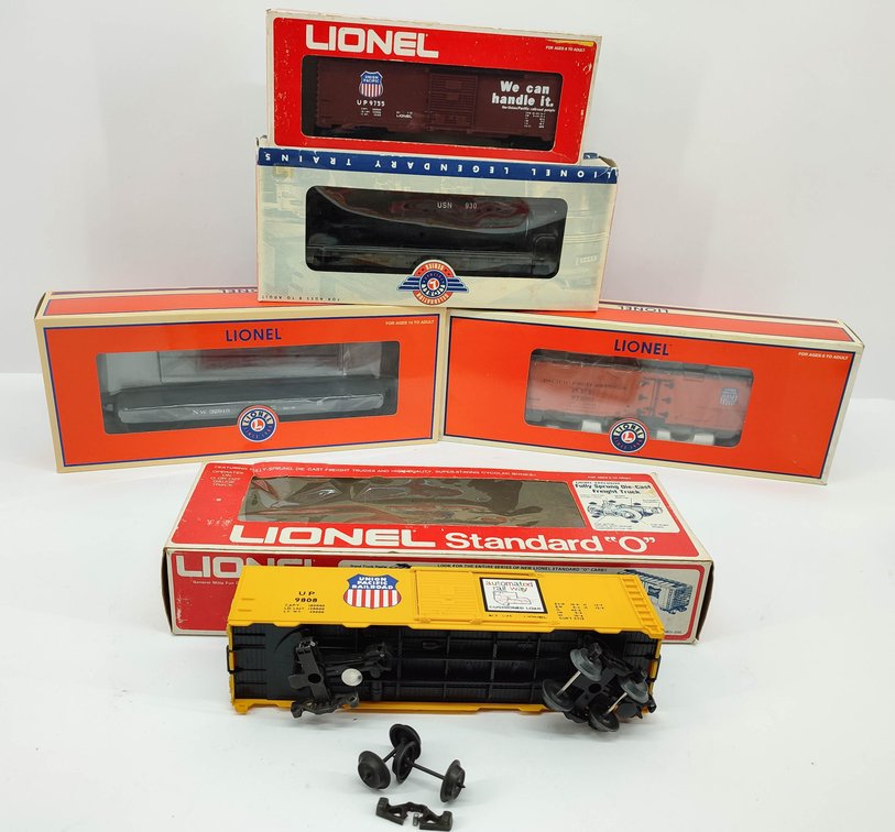 LIONEL 5 LIONEL TRAIN CARS BOXCAR, FLATCAR W/LOAD REEFER, FLATCAR W/ STAKES OBS & UP BOXCAR NEED REPAIRED OB  INV 262380445