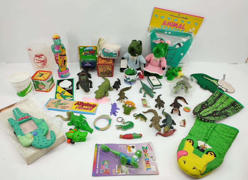 COLLECTION OF ALLIGATORS / CROCODILE THEMED TOYS AND OTHER  INV 262380459