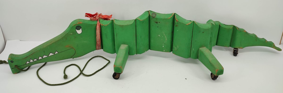 VINTAGE WOODEN ARTICULATED ALLIGATOR PULL TOY APPROX. 55"  INV 262380458
