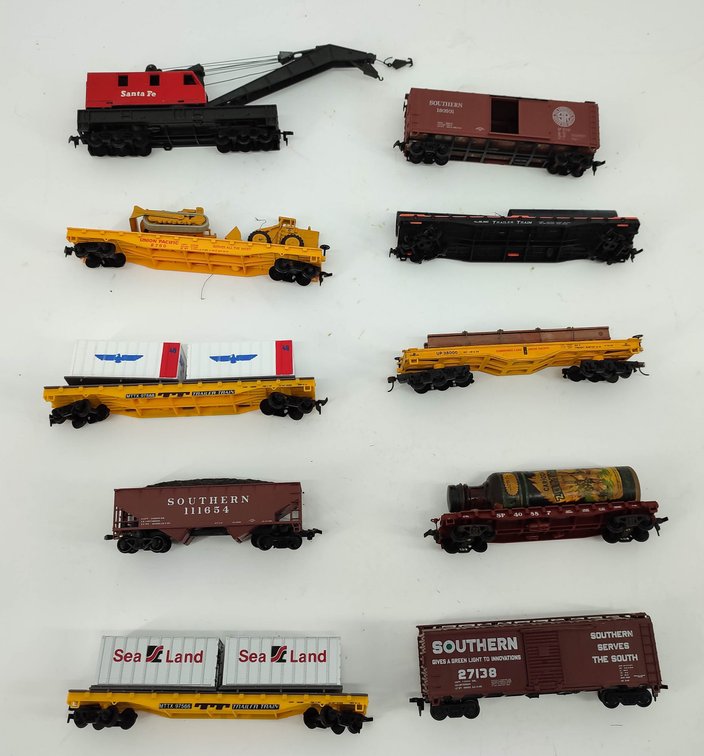 HO GAUGE 10 HO TRAIN CARS CRANE, FLATCARS W/LOADS, BOXCARS ONE MISSING DOOR, HOPPER  INV 262380469