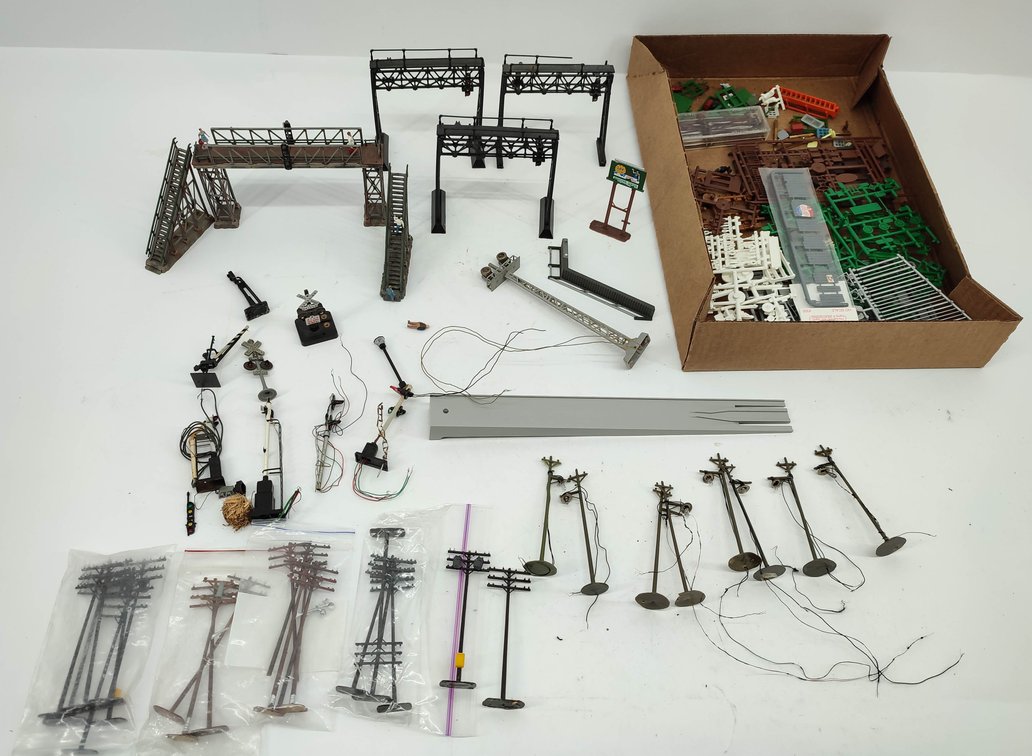 HO GAUGE ASSORTMENT OF HO MODEL RAILROAD ACCESSORIES  INV 262380479
