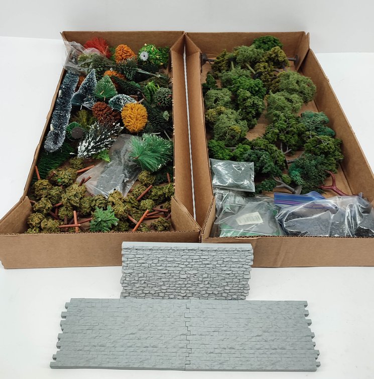 HO GAUGE ASSORTMENT OF HO SCALE LAYOUT ITEMS LARGE AMOUNT OF TREES FEW OTHER ITEMS  INV 262380478