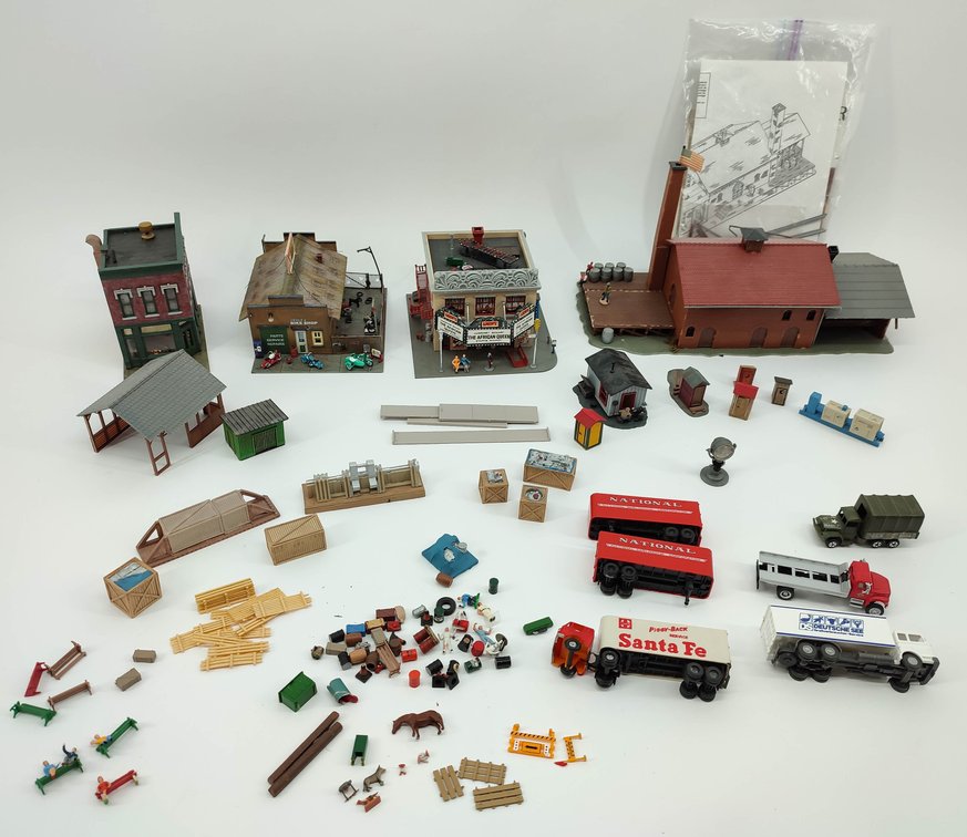 HO GAUGE MIXED HO BUILDINGS AND ACCESSORIES MIXED LOT FOR LAYOUT  INV 262380493