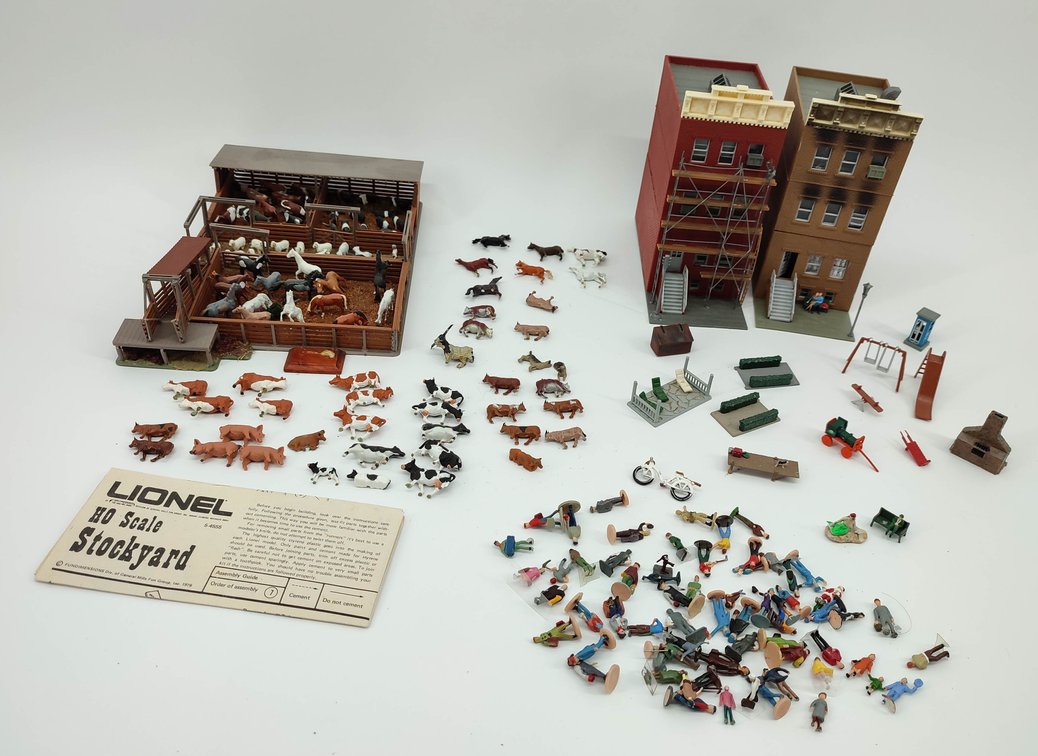 HO GAUGE MIXED HO BUILDINGS STOCKYARD LIONEL, APT. BUILDINGS, PEOPLE, ANIMALS & ACCESSORIES  INV 262380494