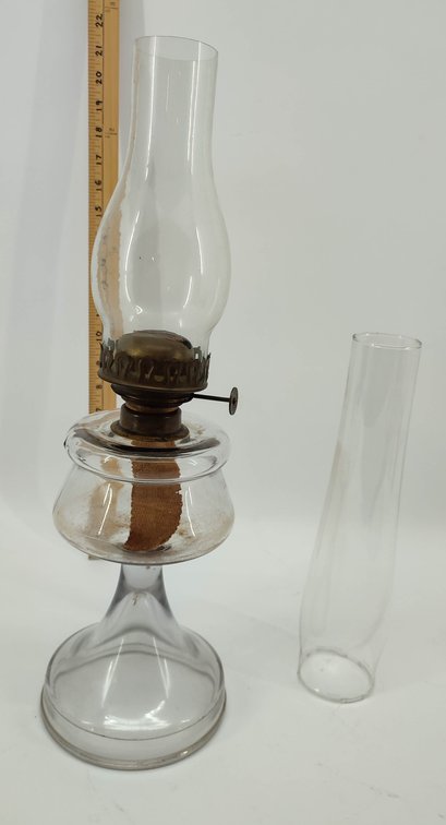 VINTAGE EAGLE GLASS OIL/KERO PEDESTAL LAMP &  ALADDIN CHIMNEY  INV 262380528