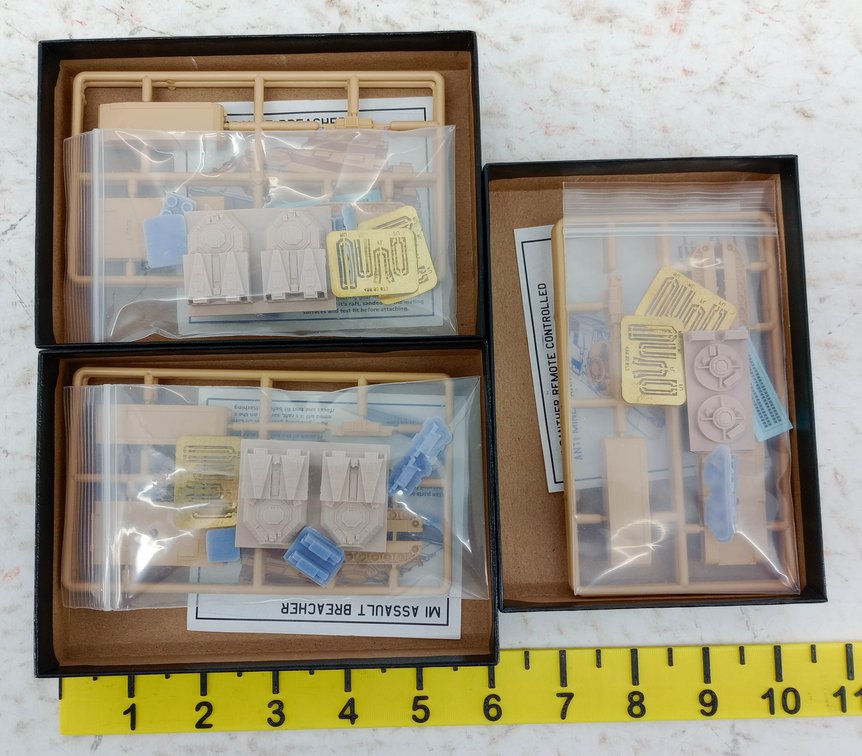 3 MICRO-TRAINS N SCALE M1 ABRAMS VARIANT 2-PACK TANK KITS, 3 OBS NNC INV 263330810
