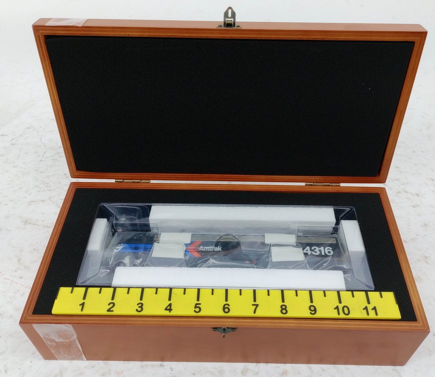 RAPIDO 28599 AMTRAK #4316 HO EMD E8A LOCOMOTIVE W/ SOUND, WOODEN PRESENTATION BOX, OB  INV 263330858