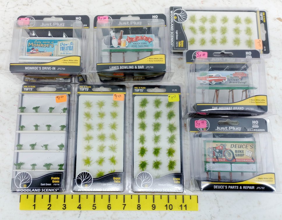 WOODLAND SCENICS HO JUST PLUG LIGHTED BILLBOARDS & PEEL N PLACE GRASS TUFTS, 8 OBS  INV 263330873