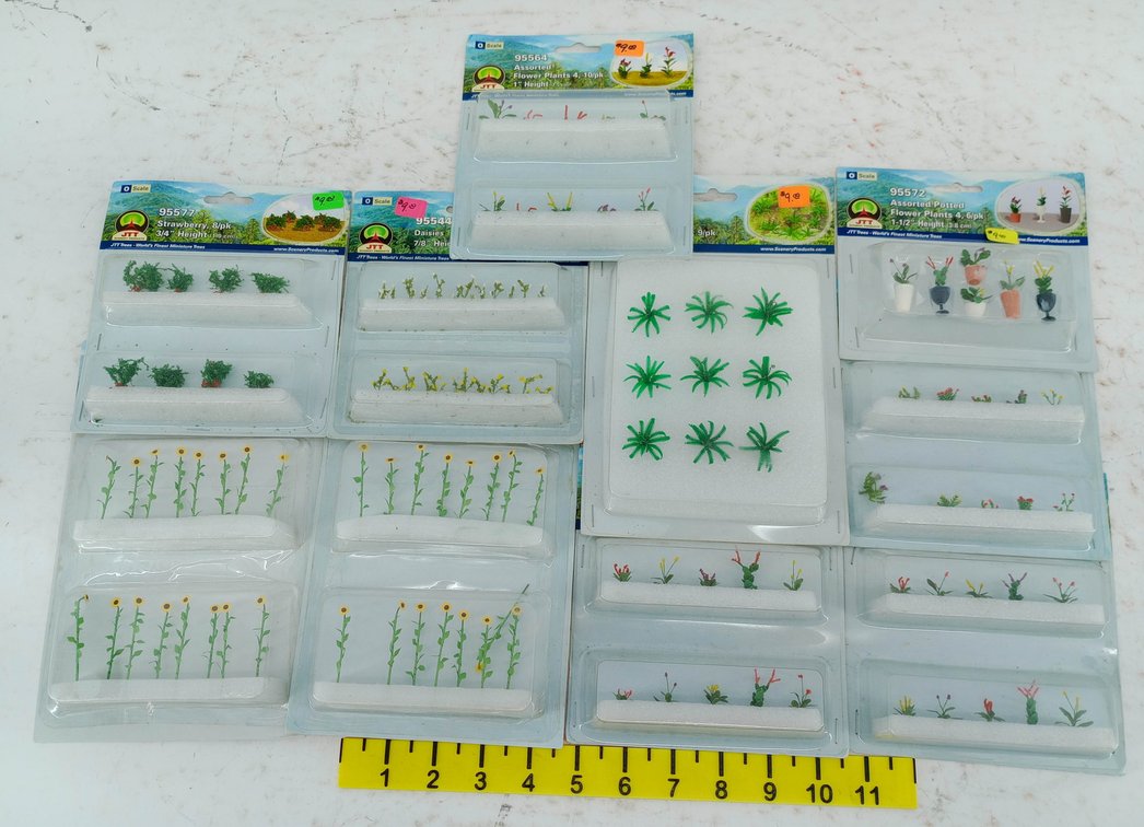 10 JTT O SCALE MINIATURE FLOWER PLANTS, SUNFLOWERS & STRAWBERRIES, ASSORTED SOME OBS  INV 263330881