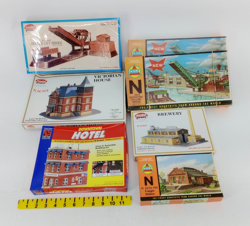 7 ASSORTED N SCALE MODEL POWER & AHM BUILDING & BRIDGE KITS, SOME OBS NNC INV 263330903