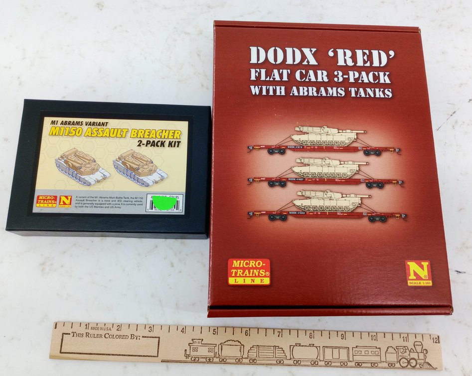MICRO-TRAINS N SCALE DODX RED FLAT CAR 3-PACK W/ ABRAMS TANKS & M1150 BREACHER KIT, 2 OBS NNC INV 263330985