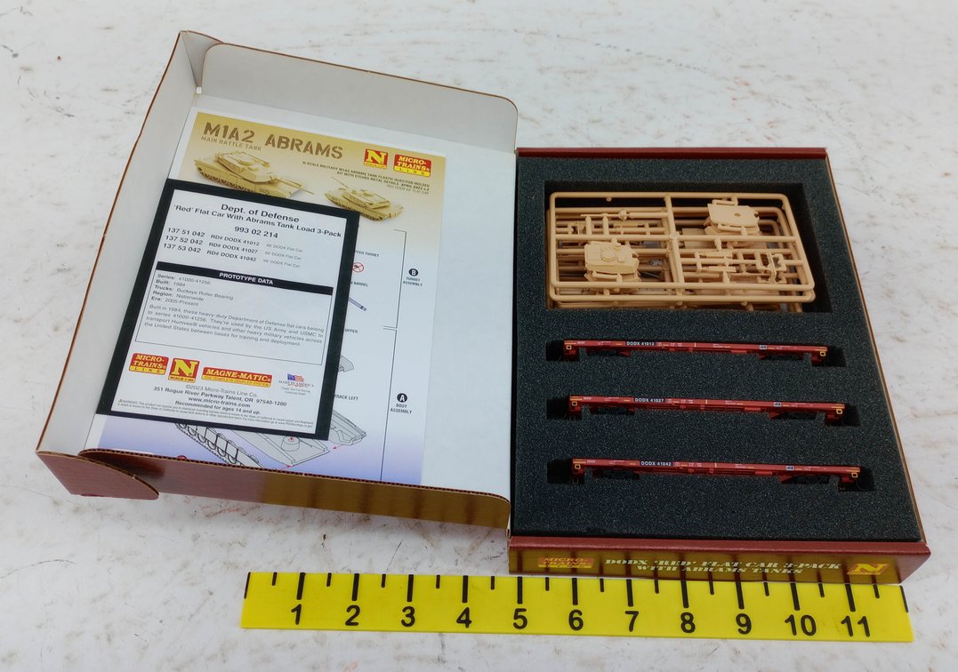 MICRO-TRAINS LINE 993 02 214 DODX 'RED' FLAT CAR 3-PACK W/ ABRAMS TANK KITS, OB NNC INV 263331004
