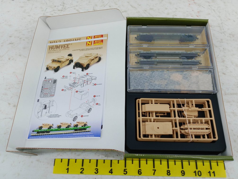 MICRO-TRAINS LINE N SCALE DODX OLIVE DRAB 3-PACK FLAT CARS W/ MILITARY VEHICLE KITS, OB NNC INV 263331005