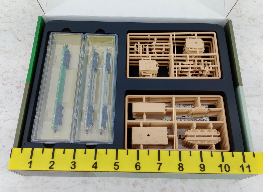 MICRO-TRAINS LINE N SCALE DODX MIXED FLAT CAR 3-PACK W/ ABRAMS TANK KITS, OB NNC INV 263331147