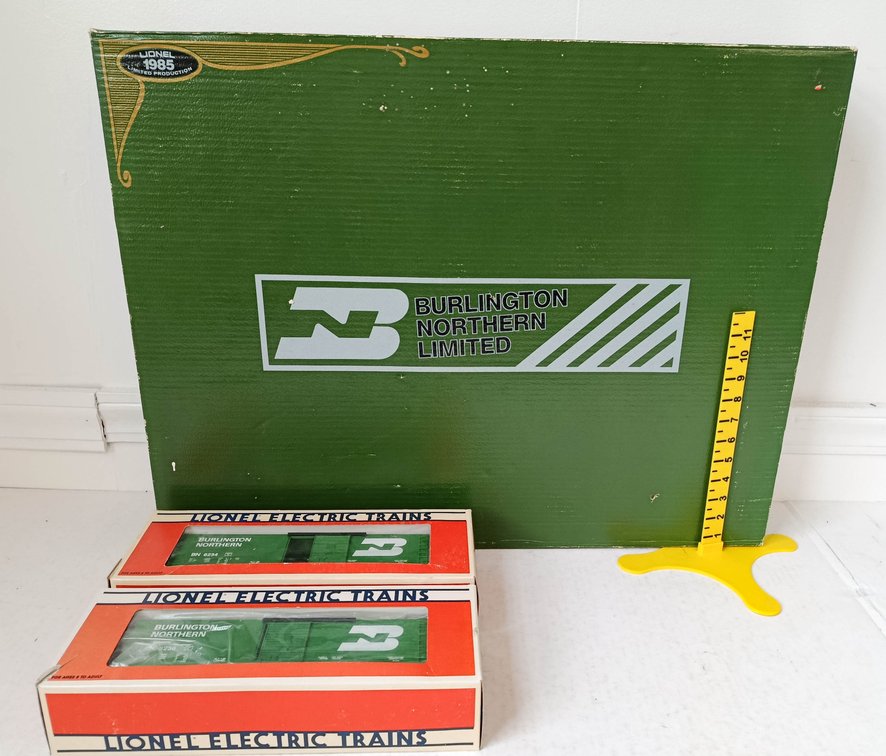 LIONEL 1985 BURLINGTON NORTHERN LIMITED SET W/ 8585 DIESEL & 6 BOXCARS, OBS  INV 263350043