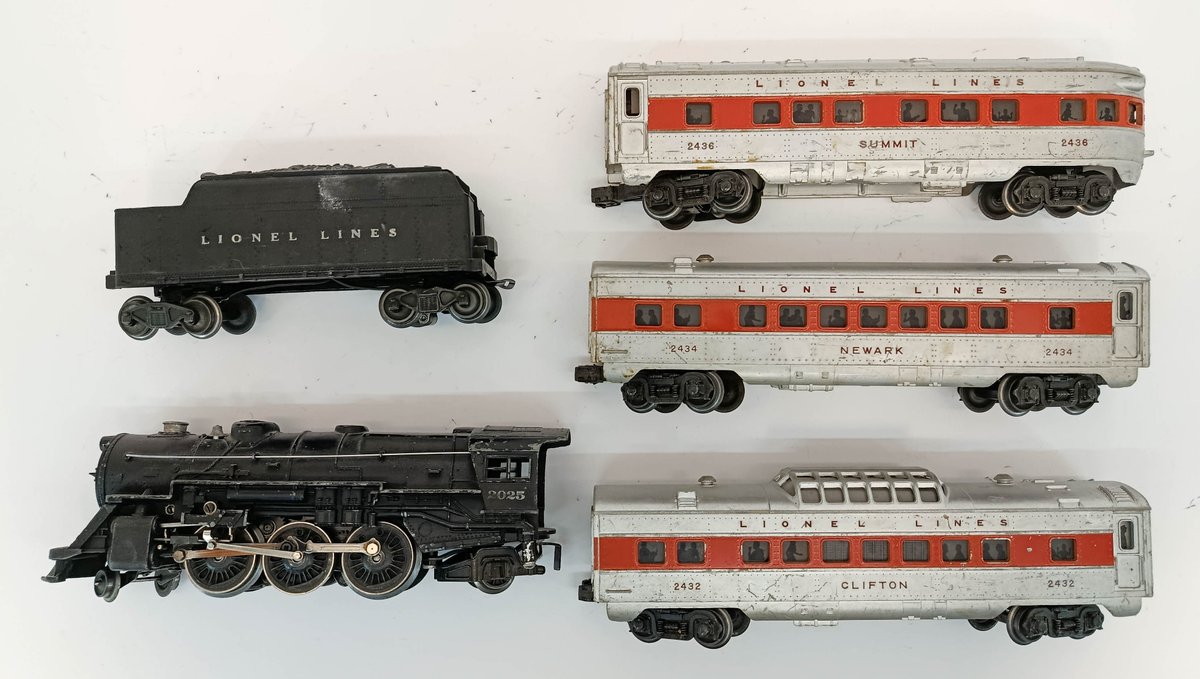 LIONEL O GAUGE 2025 STEAM LOCOMOTIVE & TENDER W/ 3 SILVER PASSENGER CARS 2432 2434 2436  INV 263350065