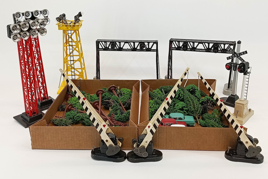 ASSORTED O GAUGE LIONEL FLOODLIGHT TOWERS, CROSSING GATES, SIGNAL BRIDGES, TREES & CARS  INV 263350073