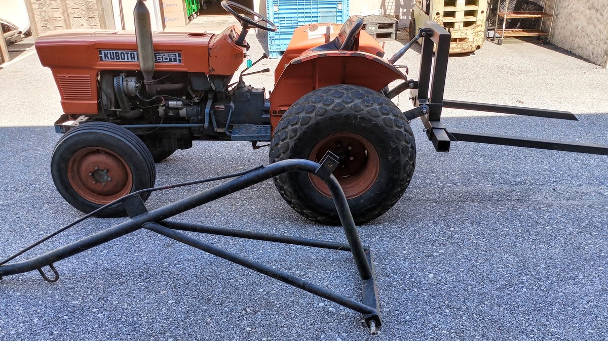 APPROX 1980 4WD KUBOTA L245DT, 25HP 3 CYLINDER DIESEL W/ 3 POINT FORKS & 3 POINT CHERRY PICKER  INV 263370001