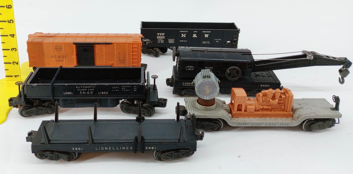 6 LIONEL O GAUGE FREIGHT CARS INCL 6460 CRANE, 3520 SEARCHLIGHT, N&W HOPPER, SANTA FE BOXCAR  INV 263440002