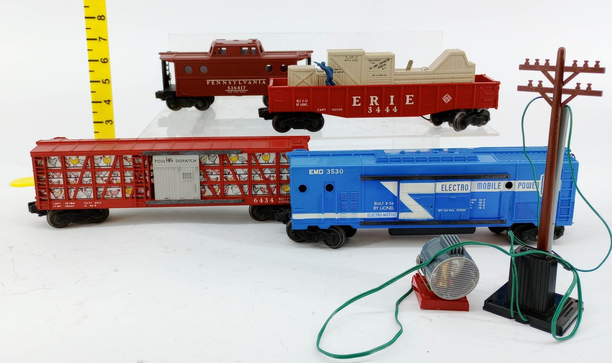 4 LIONEL O GAUGE ERIE 3444 GONDOLA, PENNSYLVANIA CABOOSE, 6434 POULTRY CAR, EMD 3530 & ACCESSORIES  INV 263440005