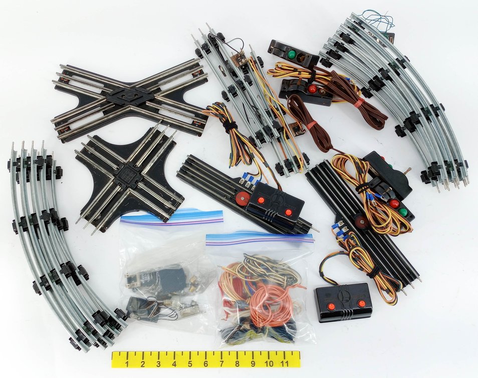 LIONEL O GAUGE CROSSOVERS, SWITCHES, CURVED TRACK, CONTROLLERS & WIRING, ASSORTED  INV 263440010