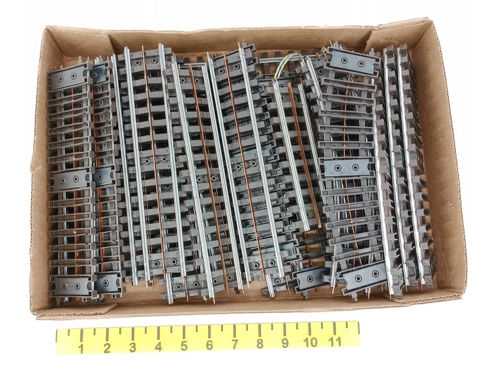 ASSORTED O GAUGE STRAIGHT & CURVED TRACK SECTIONS  INV 263440013
