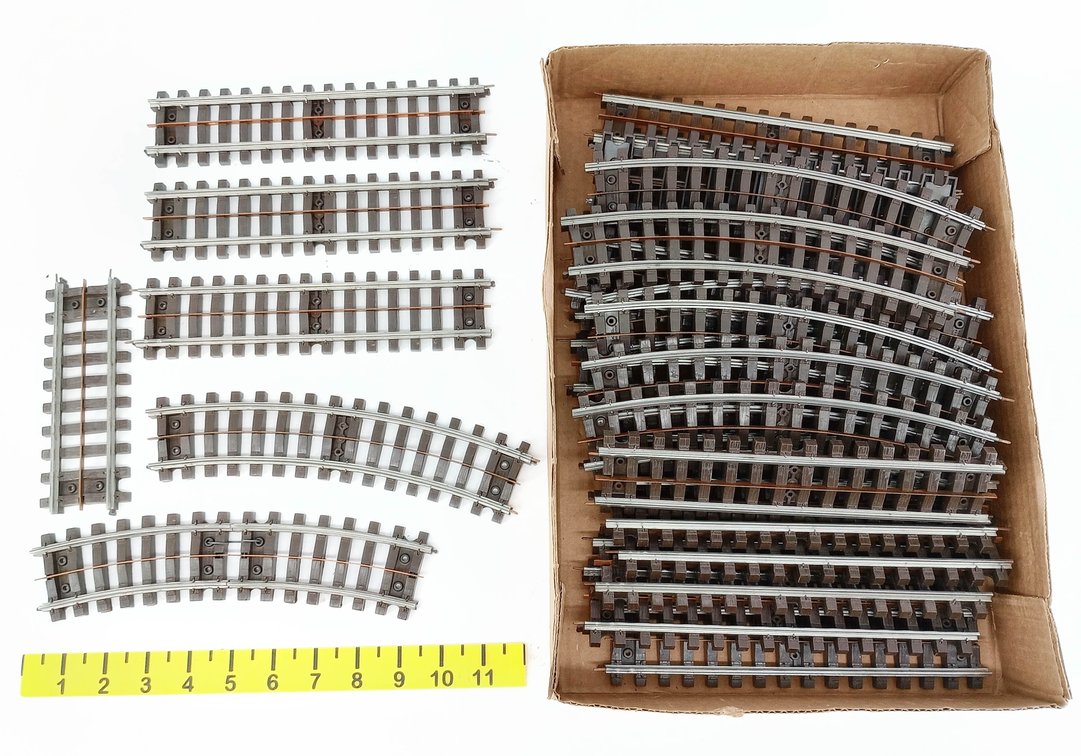ASSORTED O GAUGE 3-RAIL STRAIGHT & CURVED TRACK SECTIONS, 2 BOXES OF TRACK  INV 263440014