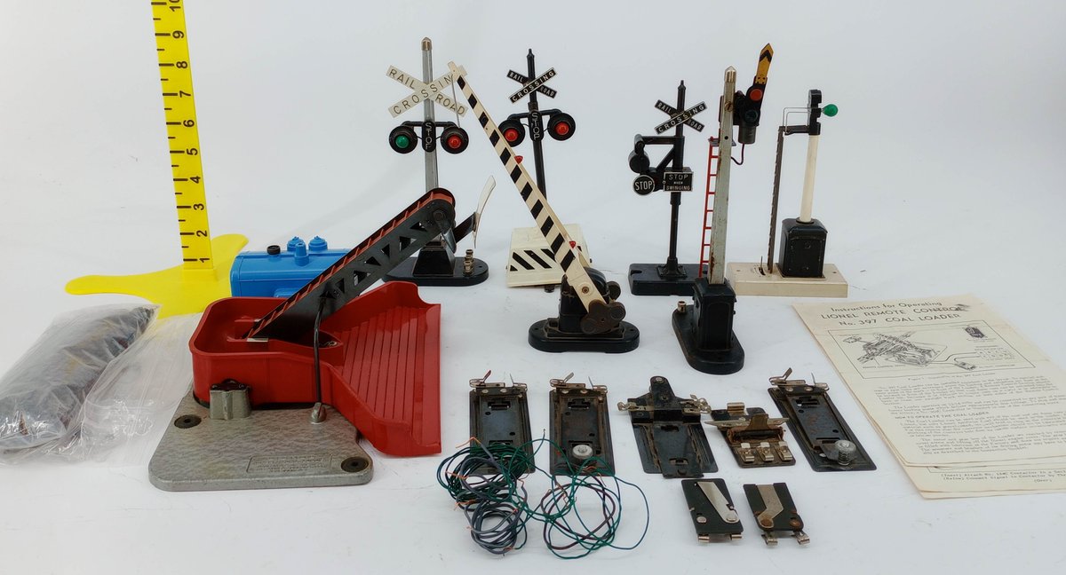 ASSORTED O GAUGE LIONEL CROSSING SIGNALS, COAL LOADER, SEMAPHORE & CONTROL TRACK SECTIONS  INV 263440017