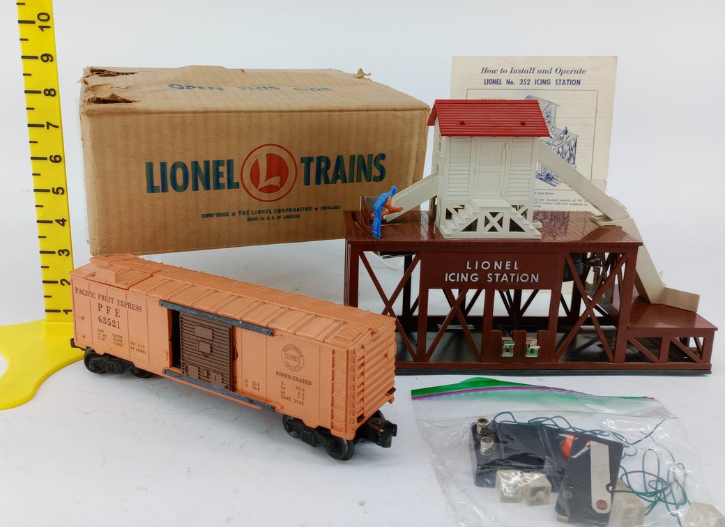 LIONEL O GAUGE 352 ICE DEPOT SET W/ PFE 63521 REEFER & ICING STATION, OB  INV 263440022