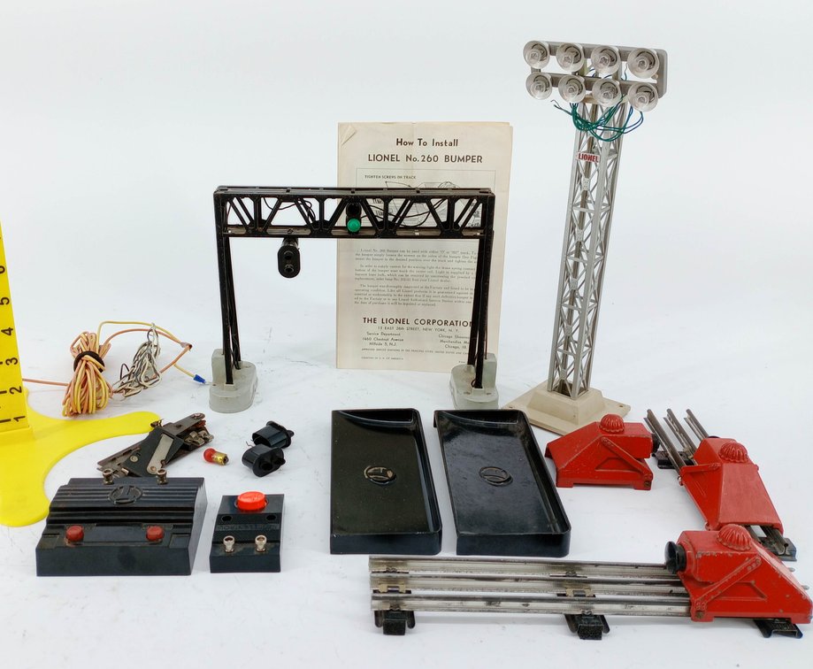 LIONEL O GAUGE ACCESSORIES LOT, SIGNAL BRIDGE, FLOODLIGHT TOWER, 260 BUMPERS & CONTROLLERS  INV 263440023