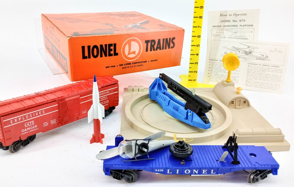 LIONEL O GAUGE 470 MISSILE LAUNCHING PLATFORM W/ 3419 HELICOPTER CAR & 6470 EXPLOSIVES BOXCAR, OB  INV 263440026