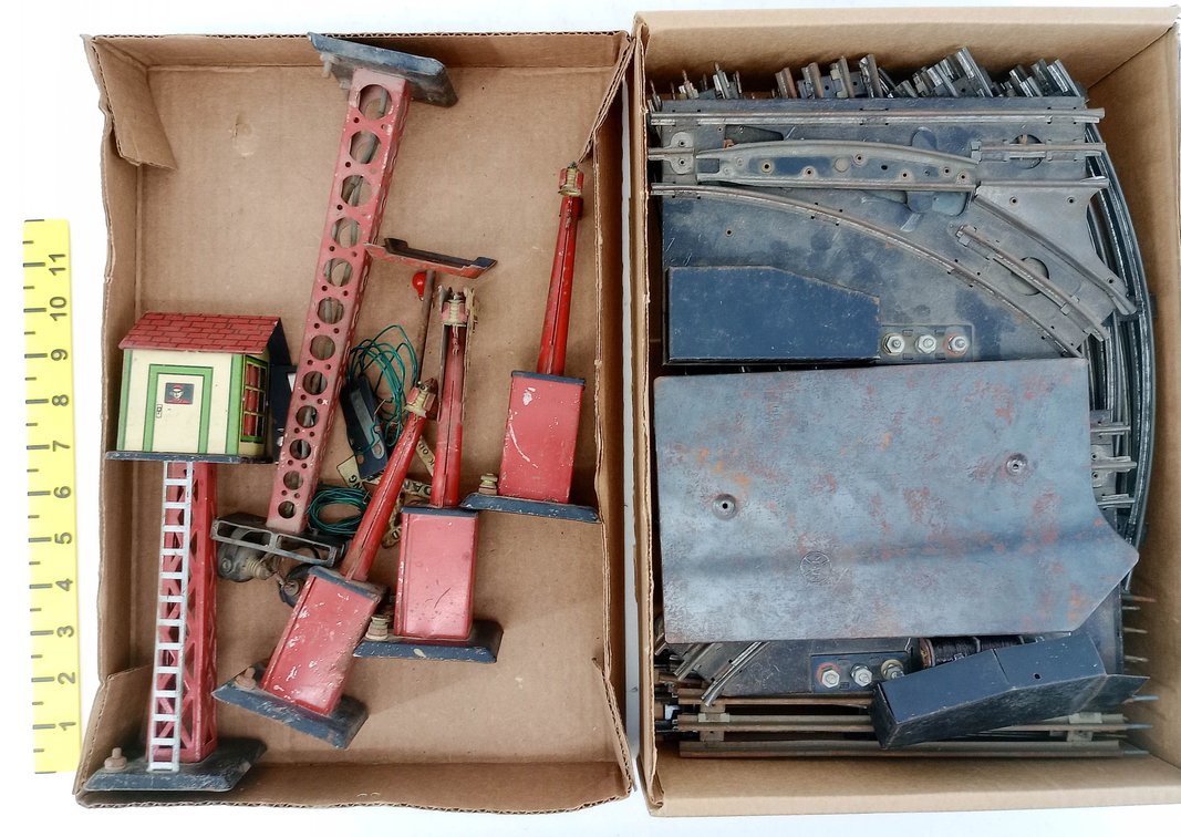 ASSORTED O GAUGE TINPLATE TRACK SWITCHES & RED LATTICE SIGNAL TOWERS, WATCHMAN SHANTY  INV 263440043