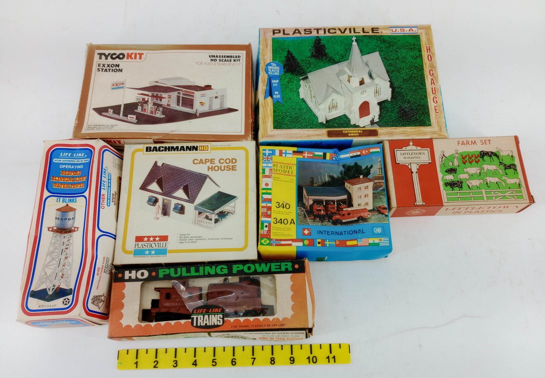 ASSORTED HO SCALE PLASTICVILLE, TYCO & LIFE-LIKE BUILDING KITS & TRAIN ACCESSORIES 8 OBS NNC  INV 263450003