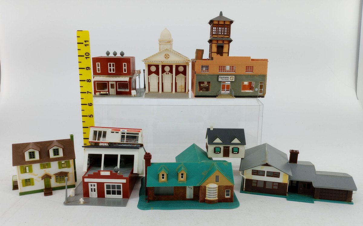 7 HO SCALE BUILDINGS INCL EQUITABLE TRUST BANK, CHURCH, HOUSES & SERVICE STATION  INV 263450004